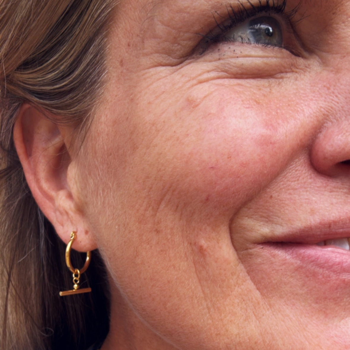 Simple T Bar Hoops Earrings - Gold